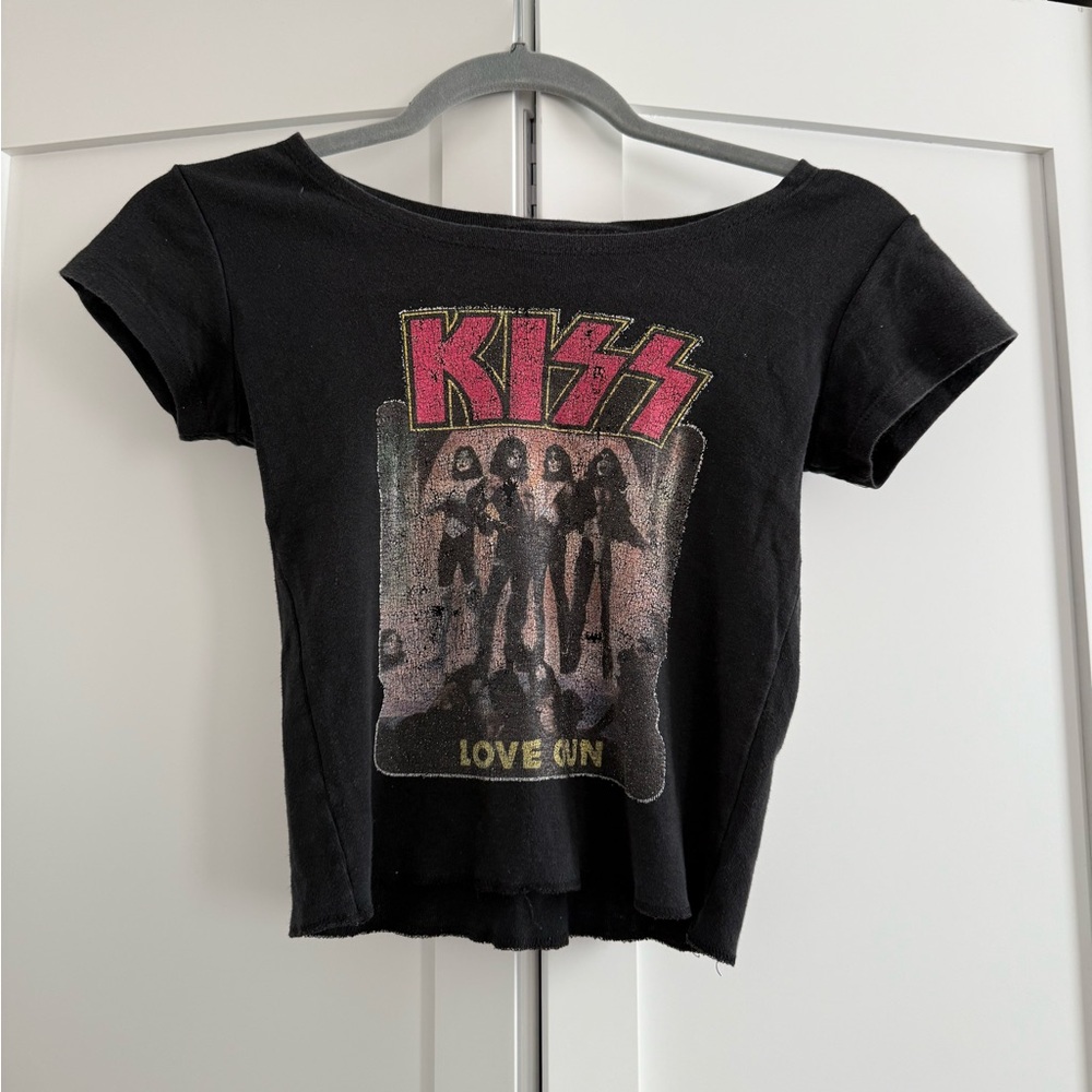 Boatneck Graphic Kiss Top